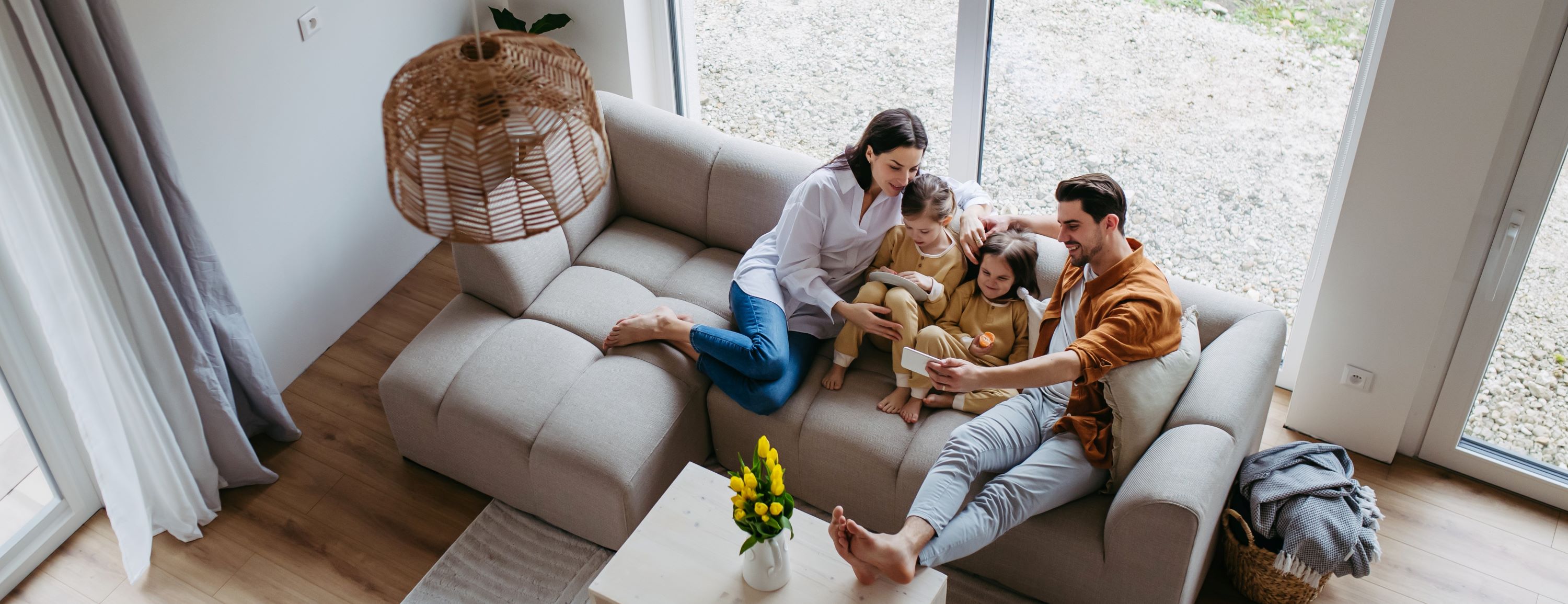 Familie auf Coach machen ein Foto